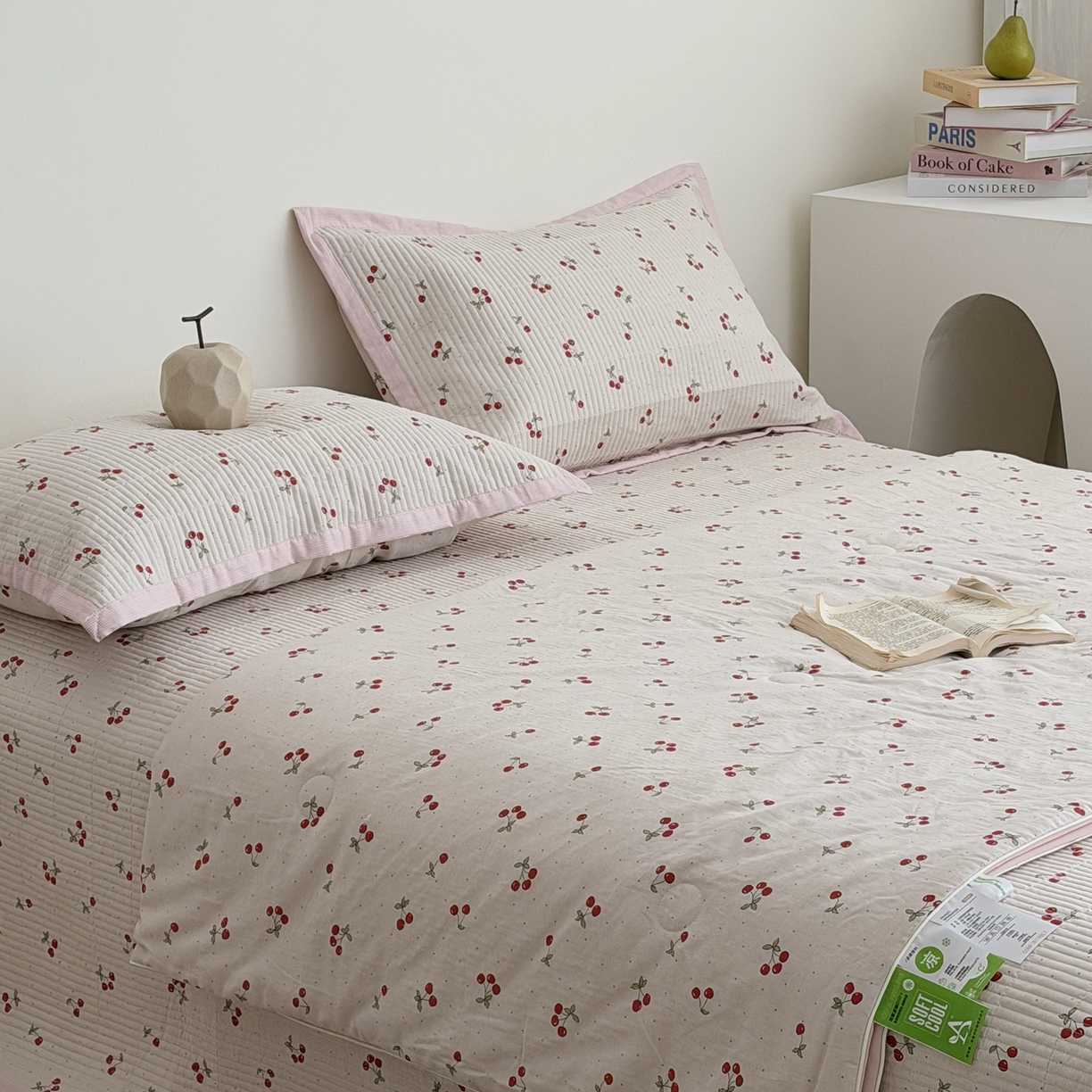 91家纺网 家纺一手货源 找家纺 佰织鑫家居 2026新款全棉双层纱床盖款锦氨夏被四件套 可可樱桃