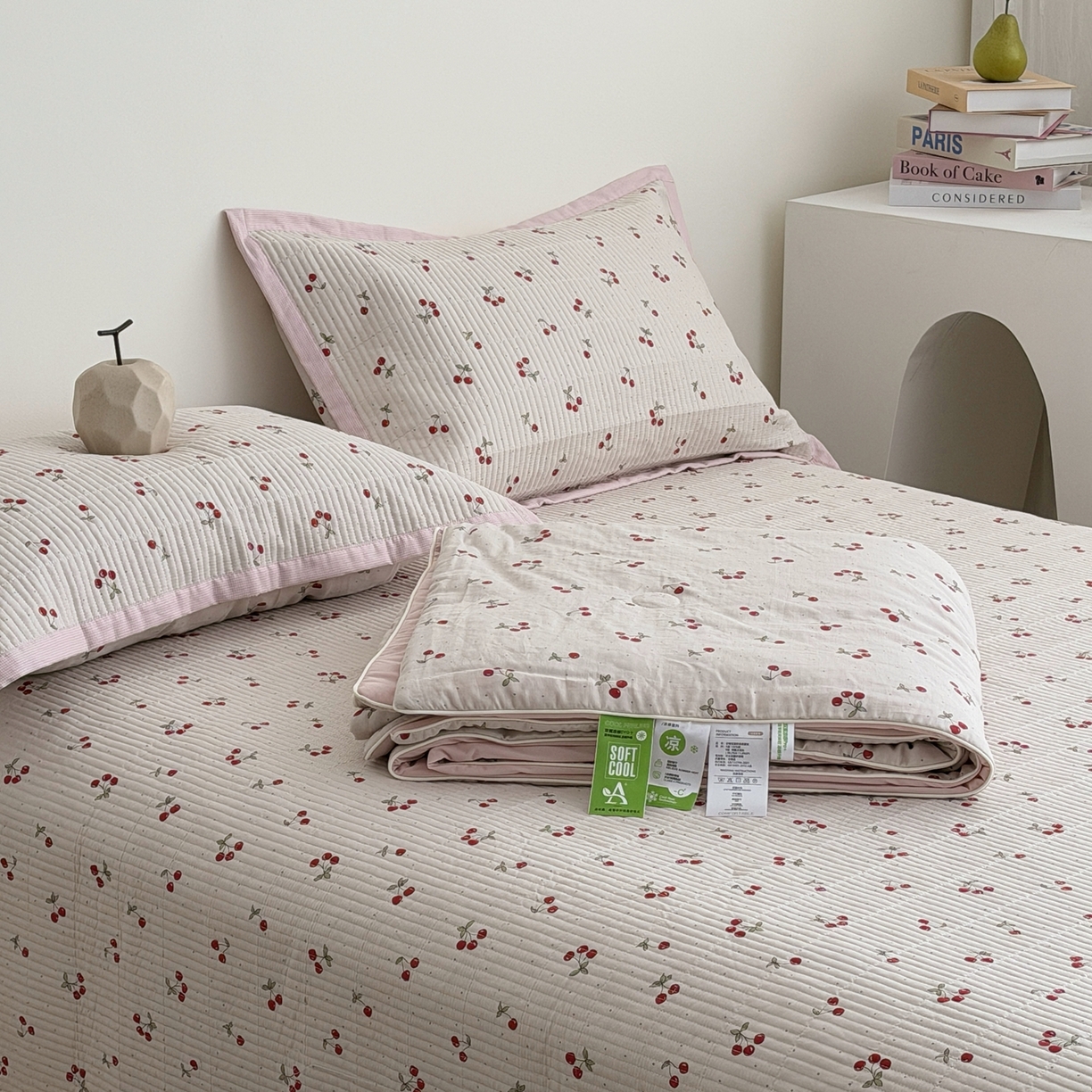 91家纺网 家纺一手货源 找家纺 佰织鑫家居 2026新款全棉双层纱床盖款锦氨夏被四件套 可可樱桃