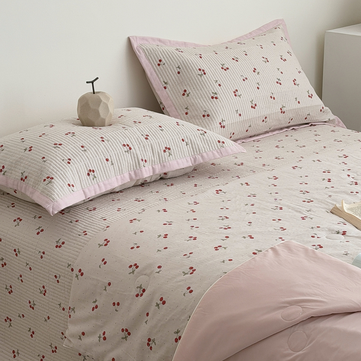 91家纺网 家纺一手货源 找家纺 佰织鑫家居 2026新款全棉双层纱床盖款锦氨夏被四件套 可可樱桃