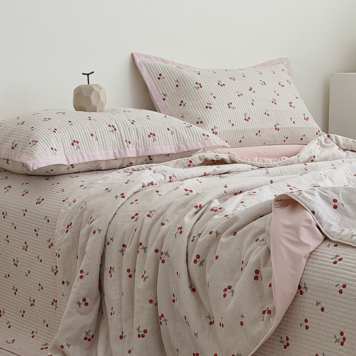 91家纺网 家纺一手货源 找家纺 佰织鑫家居 2026新款全棉双层纱床盖款锦氨夏被四件套 可可樱桃