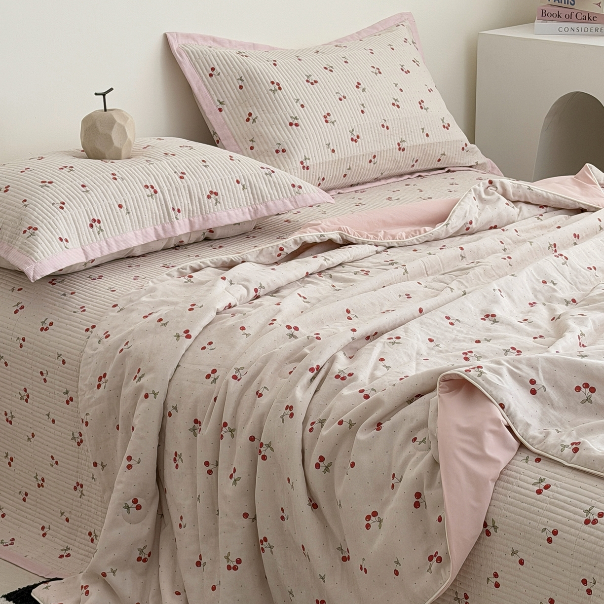 91家纺网 家纺一手货源 找家纺 佰织鑫家居 2026新款全棉双层纱床盖款锦氨夏被四件套 可可樱桃