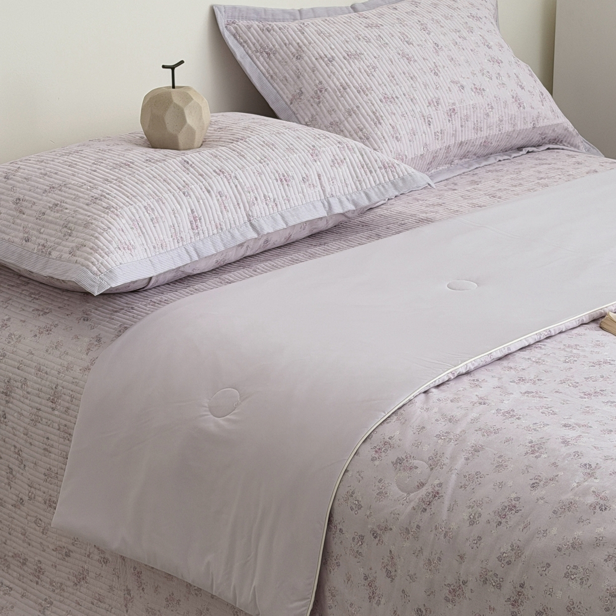 91家纺网 家纺一手货源 找家纺 佰织鑫家居 2026新款全棉双层纱床盖款锦氨夏被四件套 浅夏