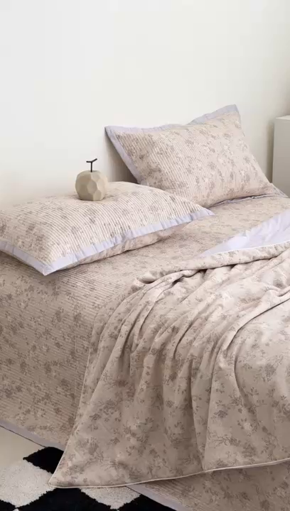 91家纺网 家纺一手货源 找家纺 佰织鑫家居 2026新款全棉双层纱床盖款锦氨夏被四件套 晚香