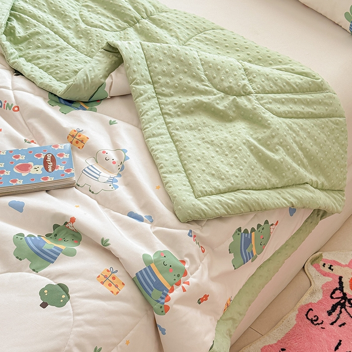 91家纺网 家纺一手货源 找家纺 悦织语 2026新款水洗棉双层纱豆豆被大豆夏凉被 恐龙日记