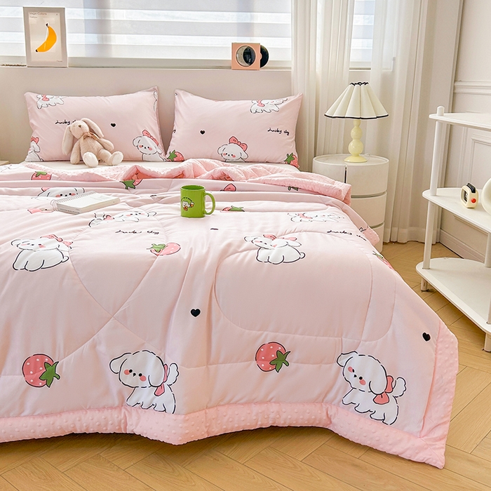 91家纺网 家纺一手货源 找家纺 悦织语 2026新款水洗棉双层纱豆豆被大豆夏凉被 草莓狗