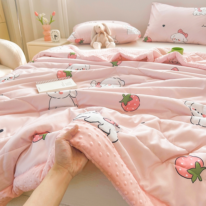 91家纺网 家纺一手货源 找家纺 悦织语 2026新款水洗棉双层纱豆豆被大豆夏凉被 草莓狗