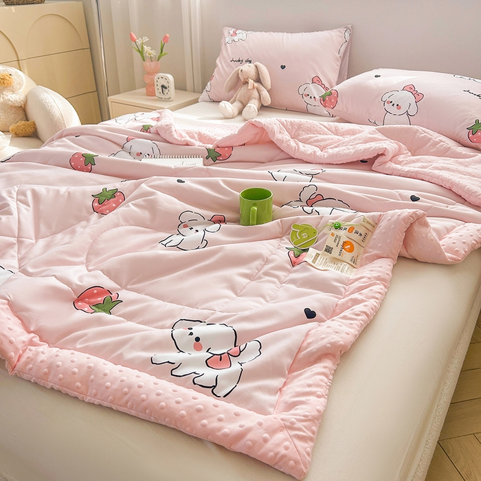 91家纺网 家纺一手货源 找家纺 悦织语 2026新款水洗棉双层纱豆豆被大豆夏凉被 草莓狗