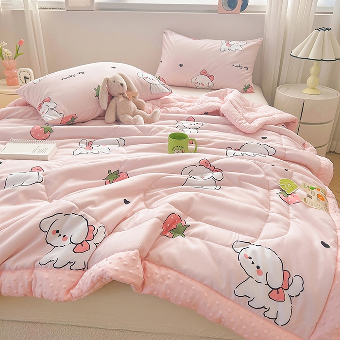 91家纺网 家纺一手货源 找家纺 悦织语 2026新款水洗棉双层纱豆豆被大豆夏凉被 草莓狗