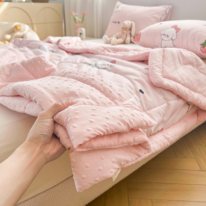 91家纺网 家纺一手货源 找家纺 悦织语 2026新款水洗棉双层纱豆豆被大豆夏凉被 草莓狗