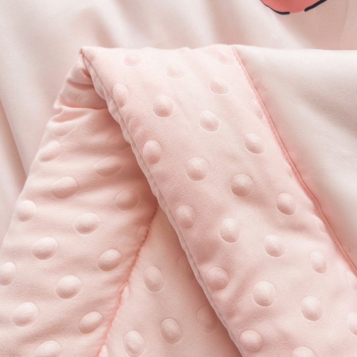 91家纺网 家纺一手货源 找家纺 悦织语 2026新款水洗棉双层纱豆豆被大豆夏凉被 草莓狗