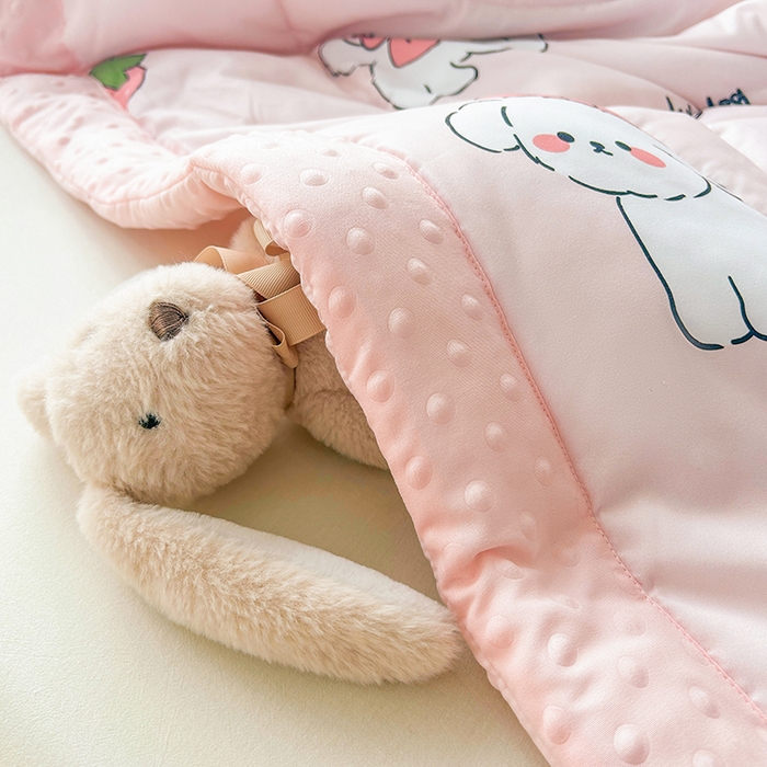 91家纺网 家纺一手货源 找家纺 悦织语 2026新款水洗棉双层纱豆豆被大豆夏凉被 草莓狗