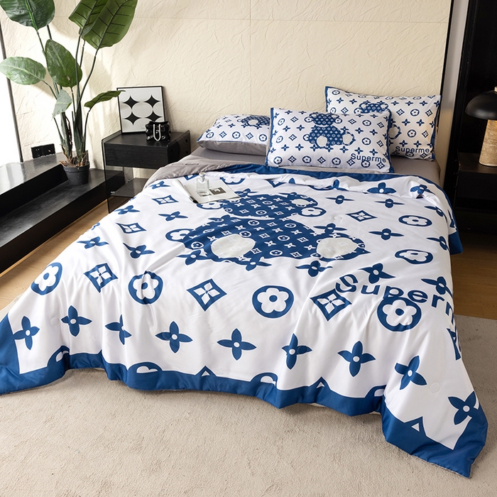 91家纺网 家纺一手货源 找家纺 摩卡（乐趣） 2026新款水洗真丝数码印花夏被四件套 公仔兰