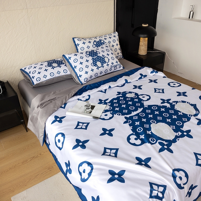 91家纺网 家纺一手货源 找家纺 摩卡（乐趣） 2026新款水洗真丝数码印花夏被四件套 公仔兰