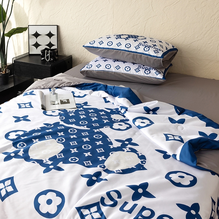 91家纺网 家纺一手货源 找家纺 摩卡（乐趣） 2026新款水洗真丝数码印花夏被四件套 公仔兰