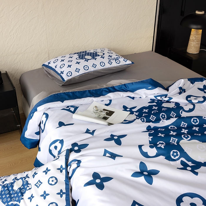 91家纺网 家纺一手货源 找家纺 摩卡（乐趣） 2026新款水洗真丝数码印花夏被四件套 公仔兰