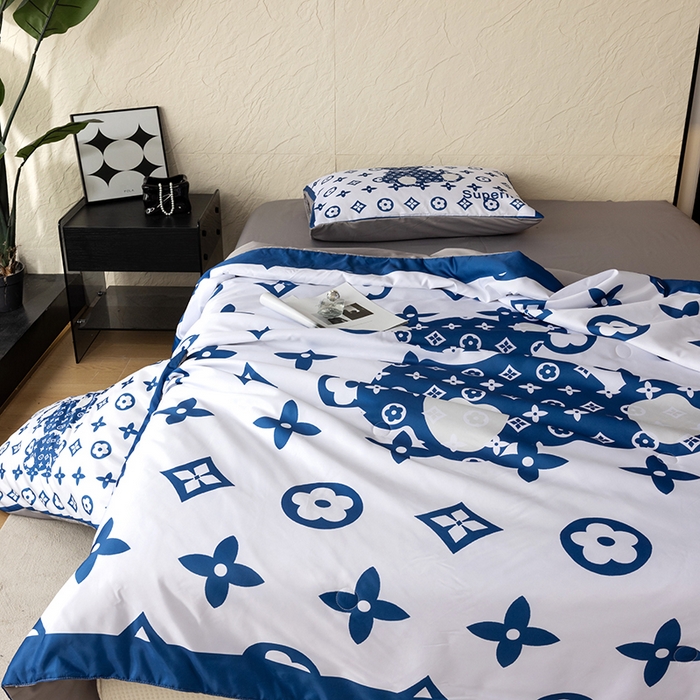 91家纺网 家纺一手货源 找家纺 摩卡（乐趣） 2026新款水洗真丝数码印花夏被四件套 公仔兰