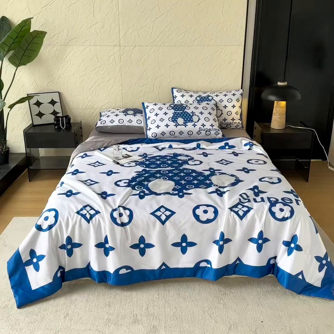 91家纺网 家纺一手货源 找家纺 摩卡（乐趣） 2026新款水洗真丝数码印花夏被四件套 公仔兰