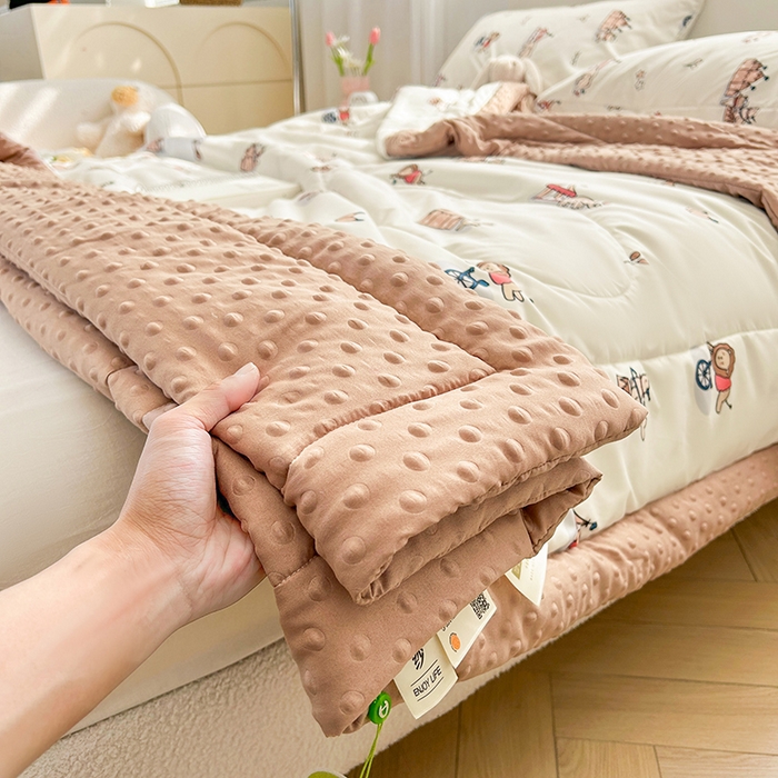 91家纺网 家纺一手货源 找家纺 悦织语 2026新款水洗棉双层纱豆豆被大豆夏凉被 嗨皮熊