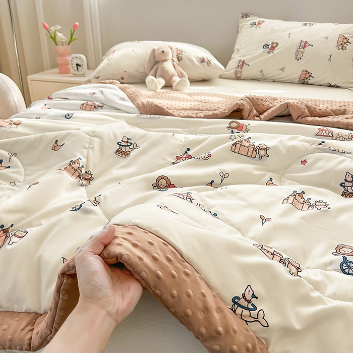 91家纺网 家纺一手货源 找家纺 悦织语 2026新款水洗棉双层纱豆豆被大豆夏凉被 嗨皮熊