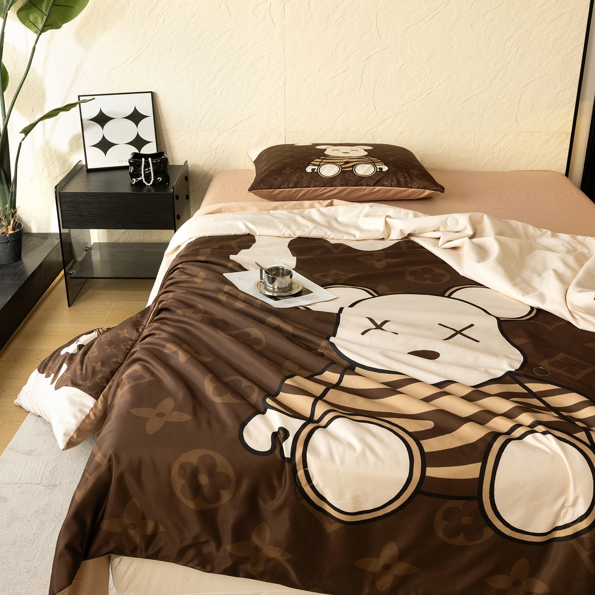 91家纺网 家纺一手货源 找家纺 摩卡（乐趣） 2026新款水洗真丝数码印花夏被四件套 梦龙熊