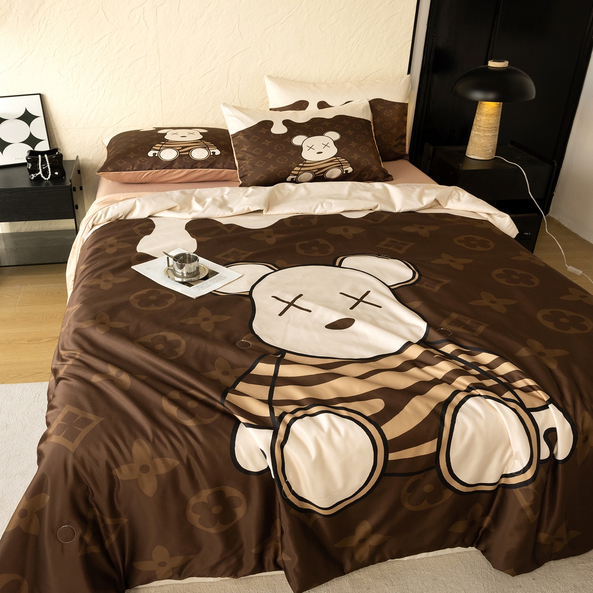 91家纺网 家纺一手货源 找家纺 摩卡（乐趣） 2026新款水洗真丝数码印花夏被四件套 梦龙熊