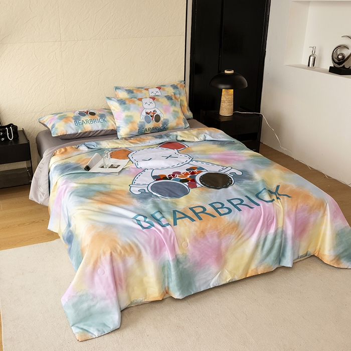 91家纺网 家纺一手货源 找家纺 摩卡（乐趣） 2026新款水洗真丝数码印花夏被四件套 七彩熊