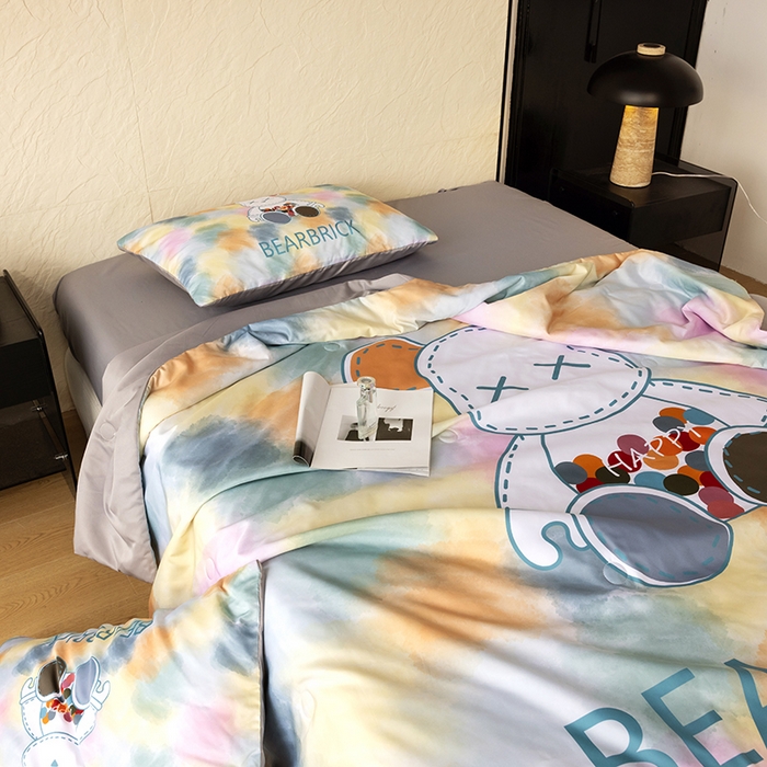 91家纺网 家纺一手货源 找家纺 摩卡（乐趣） 2026新款水洗真丝数码印花夏被四件套 七彩熊