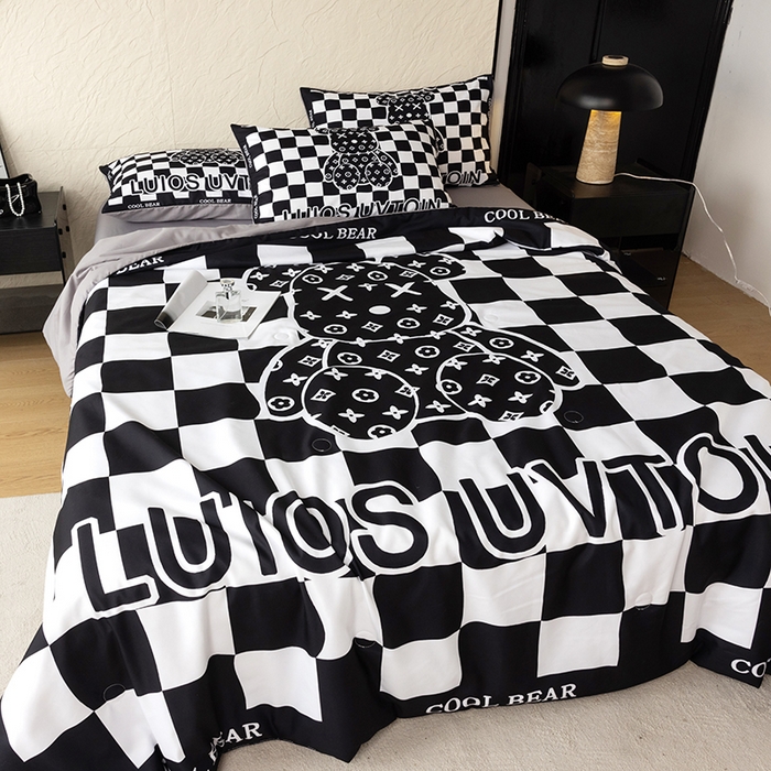 91家纺网 家纺一手货源 找家纺 摩卡（乐趣） 2026新款水洗真丝数码印花夏被四件套 棋盘格公仔