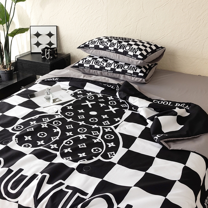 91家纺网 家纺一手货源 找家纺 摩卡（乐趣） 2026新款水洗真丝数码印花夏被四件套 棋盘格公仔