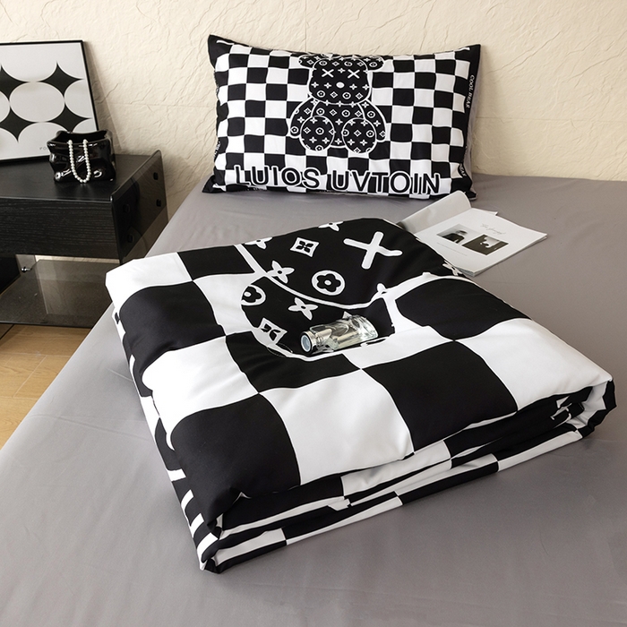 91家纺网 家纺一手货源 找家纺 摩卡（乐趣） 2026新款水洗真丝数码印花夏被四件套 棋盘格公仔