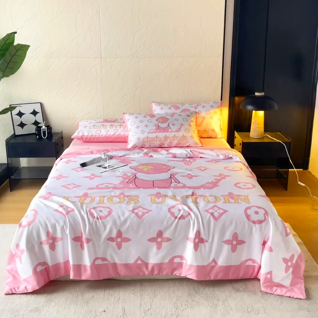 91家纺网 家纺一手货源 找家纺 摩卡（乐趣） 2026新款水洗真丝数码印花夏被四件套 太阳花粉