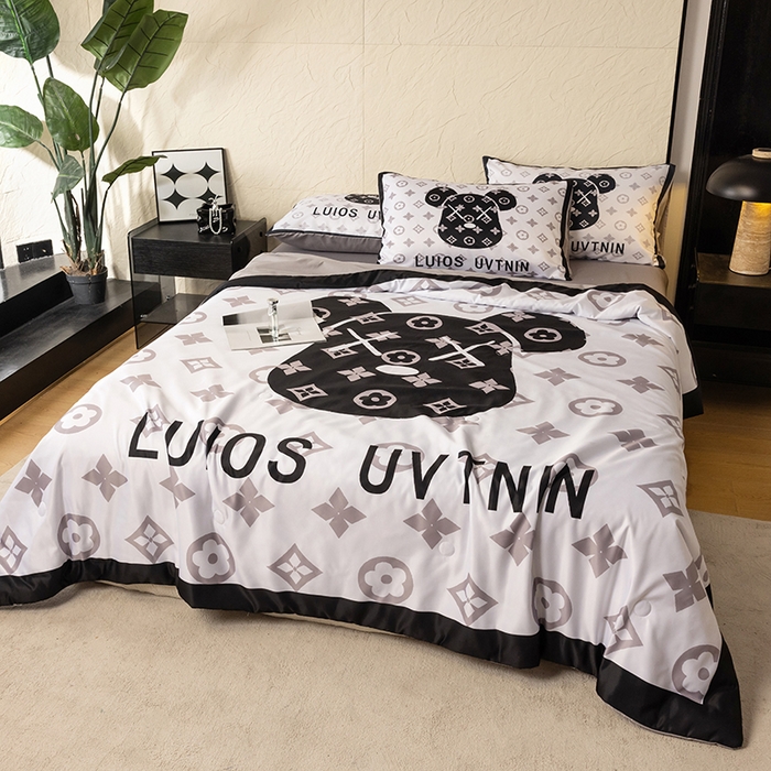 91家纺网 家纺一手货源 找家纺 摩卡（乐趣） 2026新款水洗真丝数码印花夏被四件套 熊头白