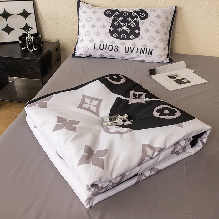 91家纺网 家纺一手货源 找家纺 摩卡（乐趣） 2026新款水洗真丝数码印花夏被四件套 熊头白