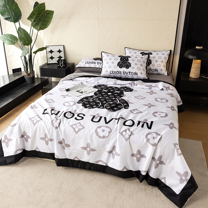 91家纺网 家纺一手货源 找家纺 摩卡（乐趣） 2026新款水洗真丝数码印花夏被四件套 熊仔白