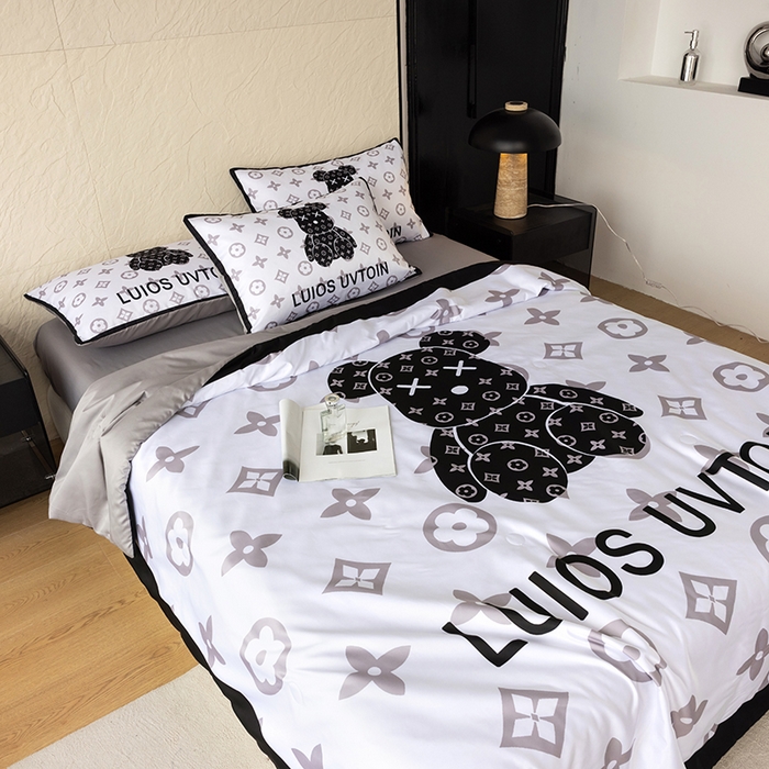 91家纺网 家纺一手货源 找家纺 摩卡（乐趣） 2026新款水洗真丝数码印花夏被四件套 熊仔白