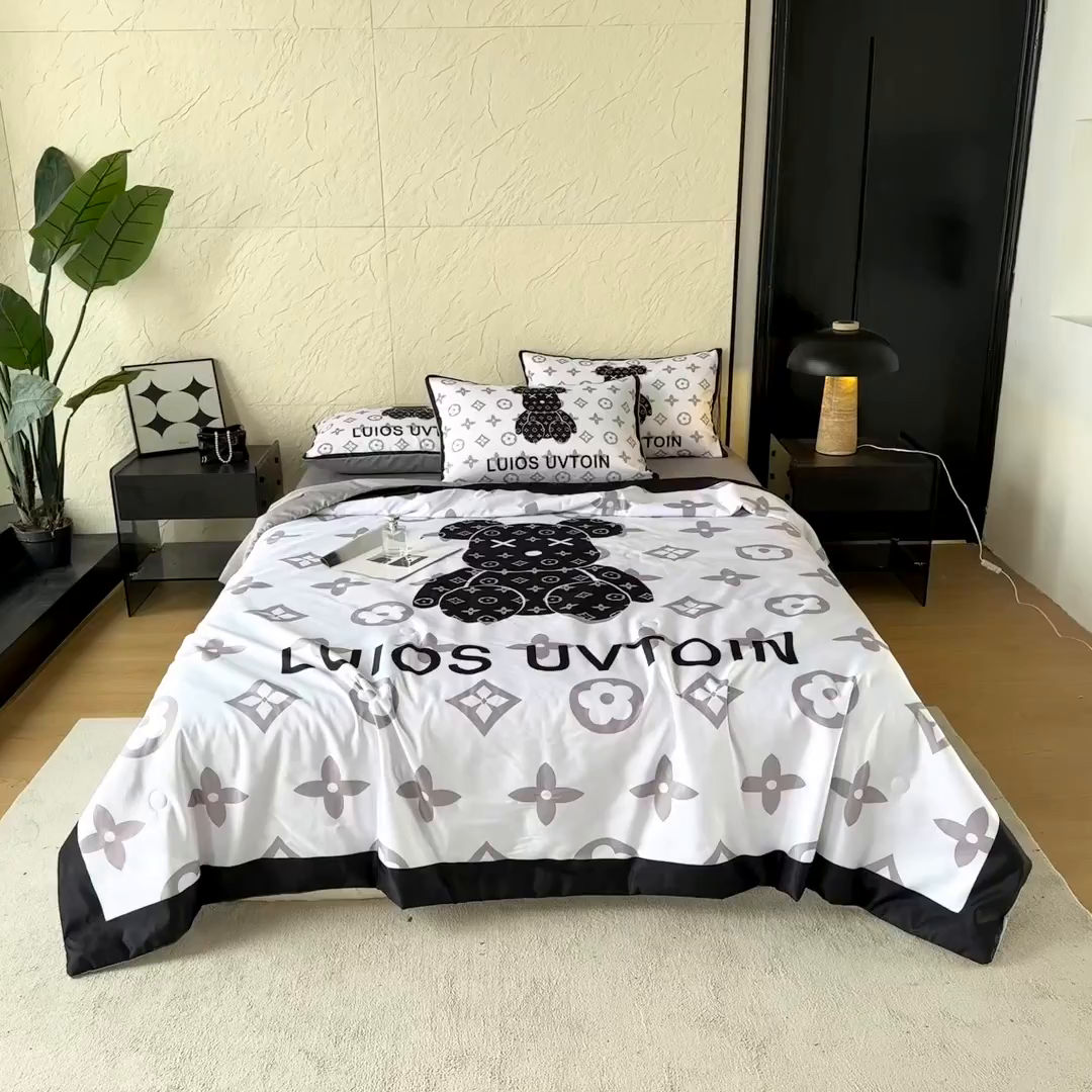 91家纺网 家纺一手货源 找家纺 摩卡（乐趣） 2026新款水洗真丝数码印花夏被四件套 熊仔白