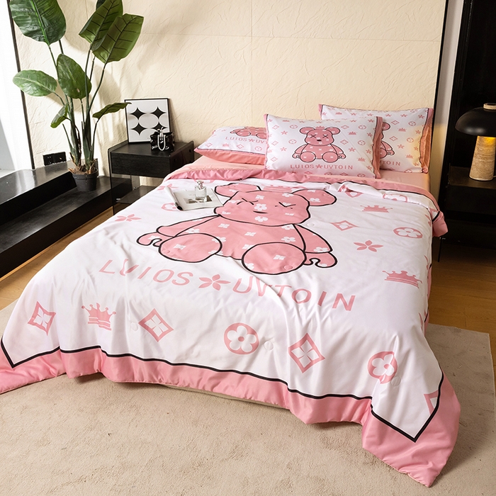 91家纺网 家纺一手货源 找家纺 摩卡（乐趣） 2026新款水洗真丝数码印花夏被四件套 熊仔粉