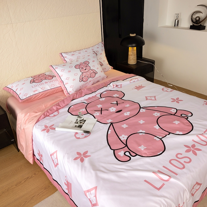 91家纺网 家纺一手货源 找家纺 摩卡（乐趣） 2026新款水洗真丝数码印花夏被四件套 熊仔粉