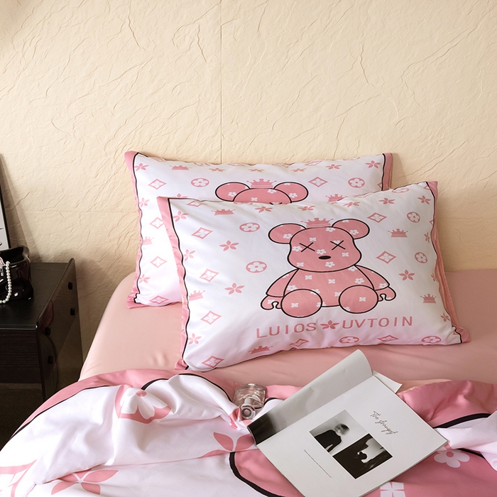 91家纺网 家纺一手货源 找家纺 摩卡（乐趣） 2026新款水洗真丝数码印花夏被四件套 熊仔粉