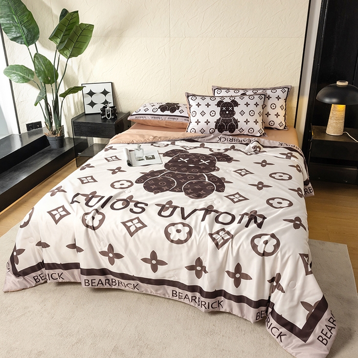 91家纺网 家纺一手货源 找家纺 摩卡（乐趣） 2026新款水洗真丝数码印花夏被四件套 熊仔咖
