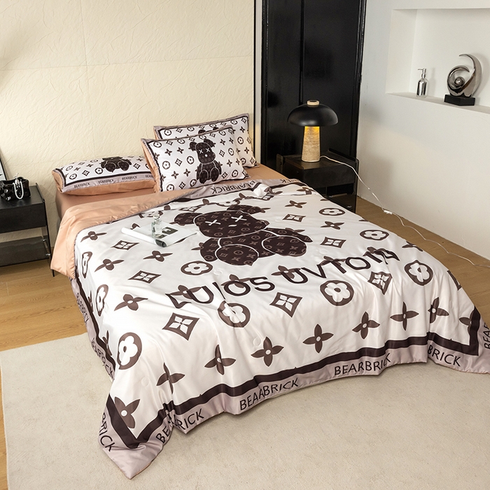 91家纺网 家纺一手货源 找家纺 摩卡（乐趣） 2026新款水洗真丝数码印花夏被四件套 熊仔咖