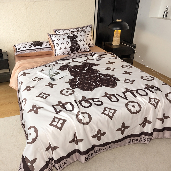 91家纺网 家纺一手货源 找家纺 摩卡（乐趣） 2026新款水洗真丝数码印花夏被四件套 熊仔咖