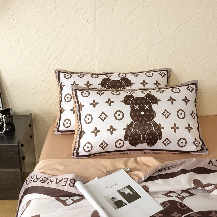 91家纺网 家纺一手货源 找家纺 摩卡（乐趣） 2026新款水洗真丝数码印花夏被四件套 熊仔咖