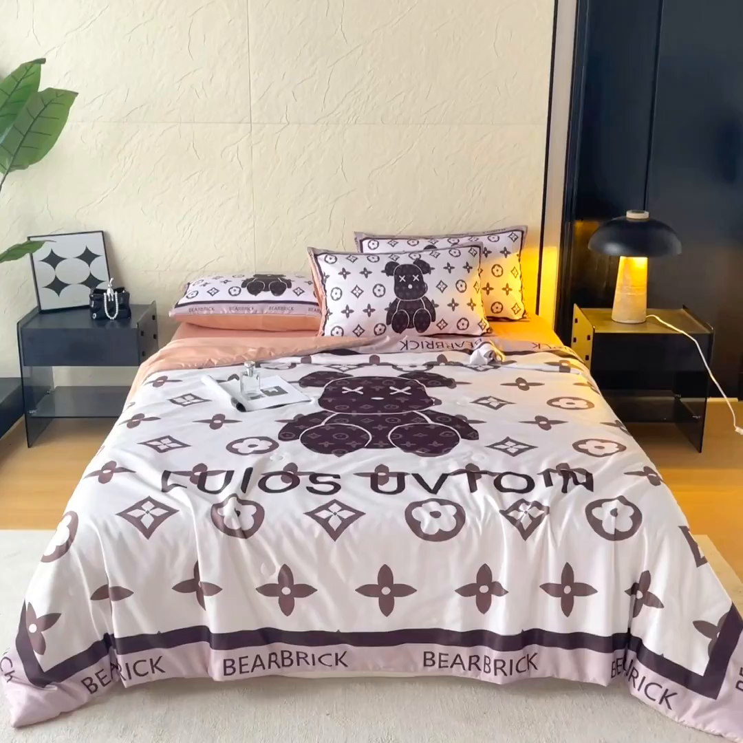 91家纺网 家纺一手货源 找家纺 摩卡（乐趣） 2026新款水洗真丝数码印花夏被四件套 熊仔咖