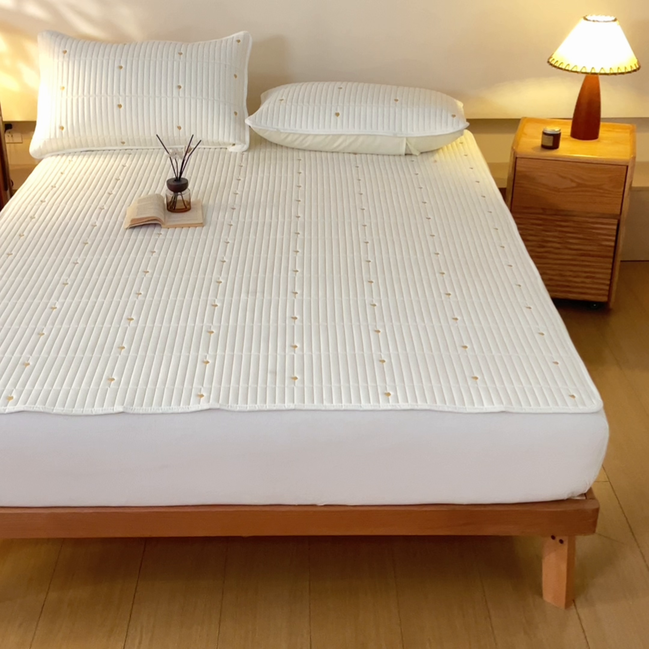 91家纺网 家纺一手货源 找家纺 （总）摩妮卡 2026新款水洗棉夹棉防水刺绣爱心床褥床垫款三件套