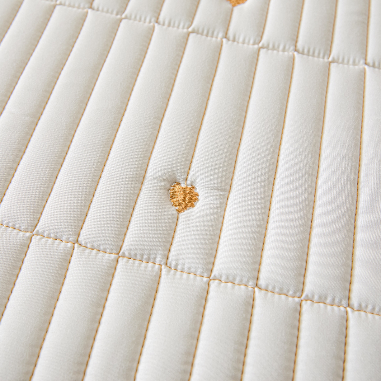 91家纺网 家纺一手货源 找家纺 （总）摩妮卡 2026新款水洗棉夹棉防水刺绣爱心床褥床垫款三件套