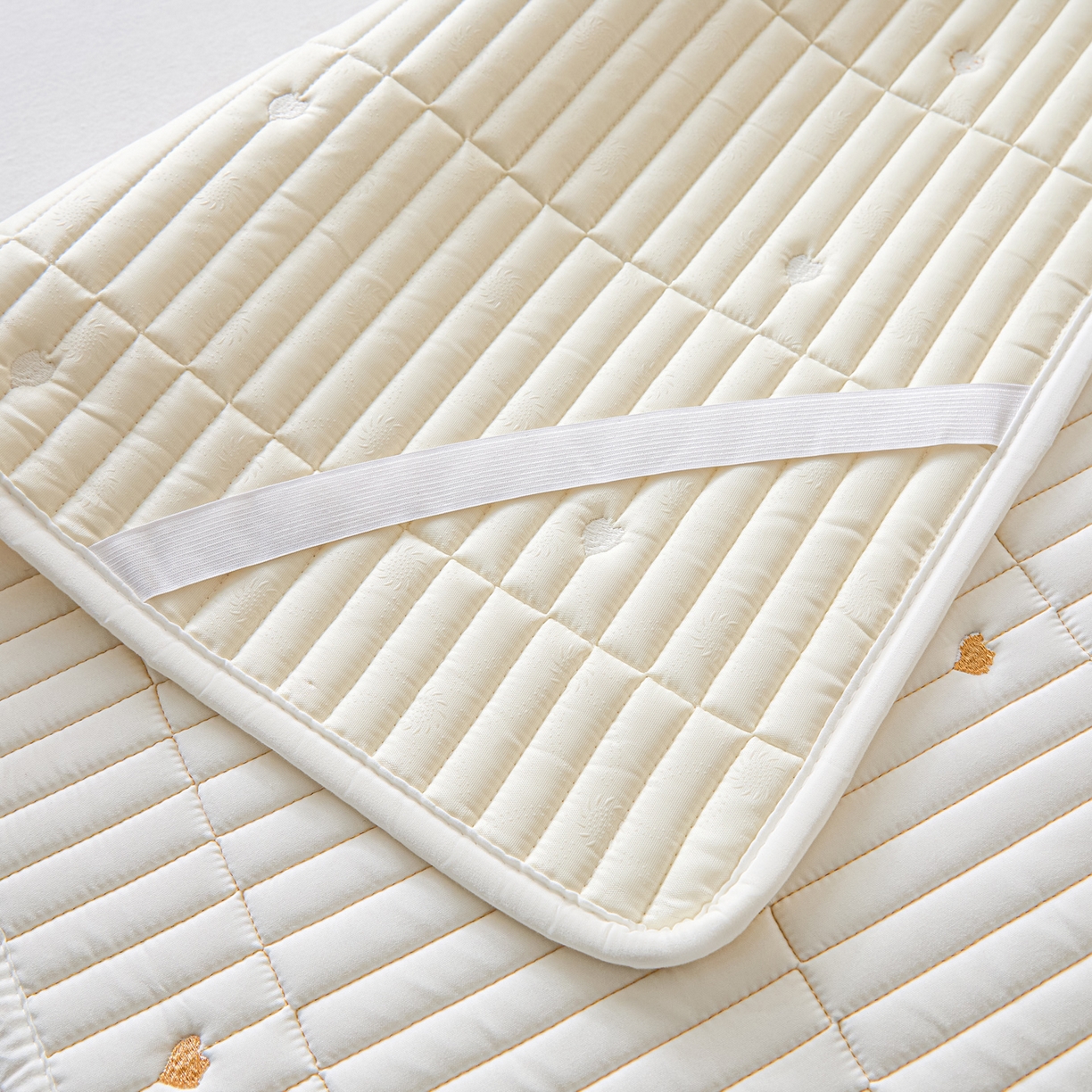 91家纺网 家纺一手货源 找家纺 （总）摩妮卡 2026新款水洗棉夹棉防水刺绣爱心床褥床垫款三件套