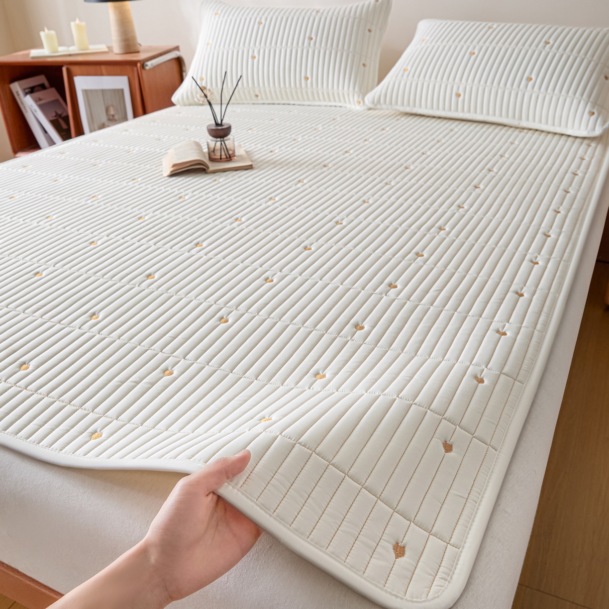 91家纺网 家纺一手货源 找家纺 （总）摩妮卡 2026新款水洗棉夹棉防水刺绣爱心床褥床垫款三件套