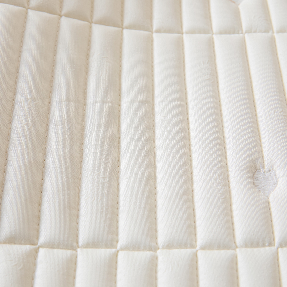 91家纺网 家纺一手货源 找家纺 （总）摩妮卡 2026新款水洗棉夹棉防水刺绣爱心床褥床垫款三件套