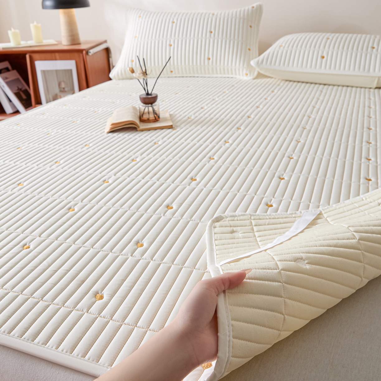 91家纺网 家纺一手货源 找家纺 （总）摩妮卡 2026新款水洗棉夹棉防水刺绣爱心床褥床垫款三件套